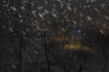 Binalar ve sokak ışık gece karlı beldesi. Kış city arka plan