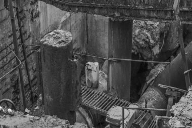 Eski paslı su boruları Isıtma sisteminin zemin çukura kırık onarımı