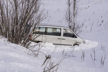 Hendek kış kazadan sonra arabaya. Araç kontrol ve sürdü buz, yoldan kaybeder.