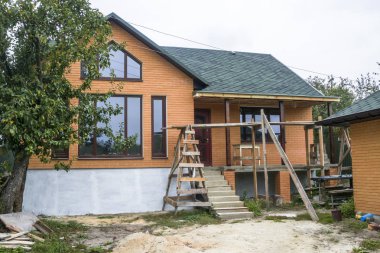 Şehir dışında bina tuğla ev. İskele ile ön plan