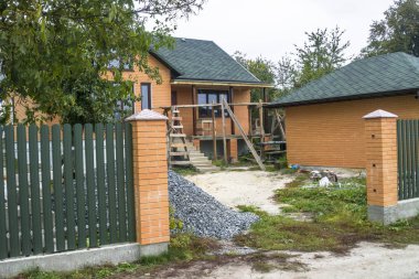 Şehir dışında bina tuğla ev. İskele ile ön plan