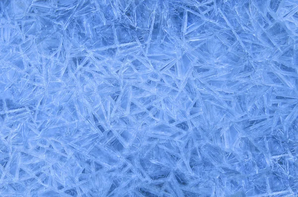 Donmuş buz kristalleri. Arka plan basit beyaz mavi kış