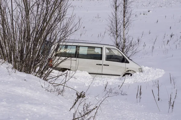 Coche Zanja Después Del Accidente Invierno Vehículo Pierde Control Condujo —  Fotos de Stock