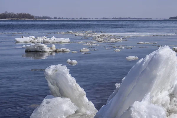 Los Témpanos Iceberg Flotan Agua Rompiendo Hielo Río Primavera — Foto de Stock