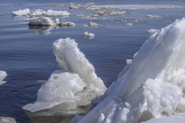 Gli Iceberg Galleggianti Galleggiano Sull Acqua Rompere Ghiaccio Sul Fiume — Foto Stock