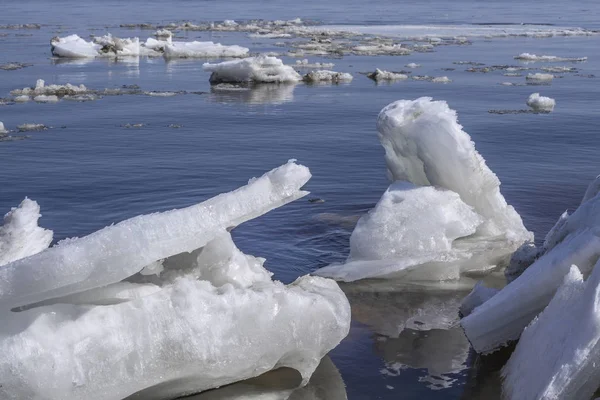 Vodě Vznášejí Ledovcové Kry Prolomení Ledu Řece Jaře — Stock fotografie