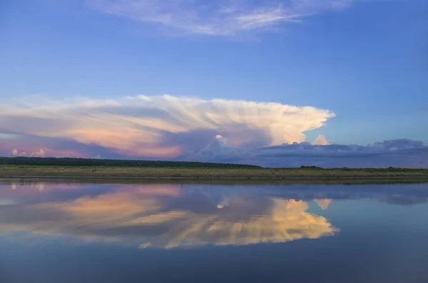 Удивительное Облачное Небо Перед Бурей Над Озером — стоковое фото