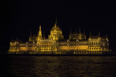 Tuna Nehri üzerinde gece Macaristan'da Budapeşte Parlamentosu