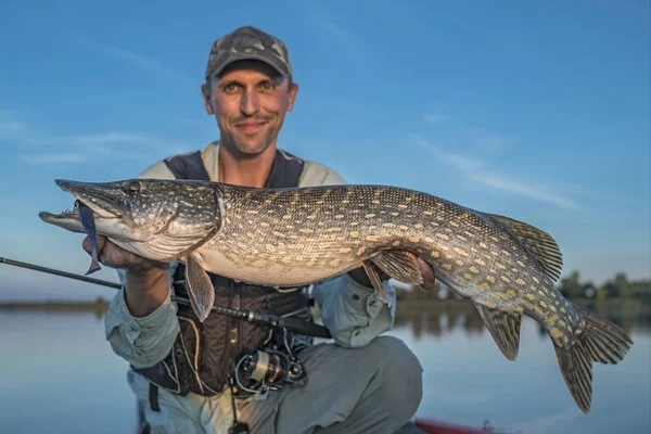 Buon Pescatore Con Grande Pesce Luccio Trofeo Alla Barca Con — Foto Stock