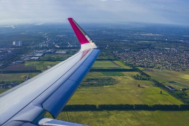 Köy arka plan üzerinde uçağın kanat. Şehir şehir yukarıda uçan