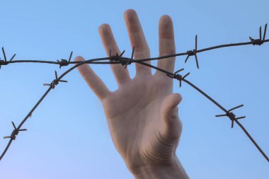El debriyaj, mavi gökyüzü arka plan dikenli tel çit