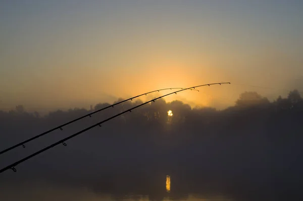 Риболовля Вранці Годівниця Тлі Туманного Сходу Сонця — стокове фото