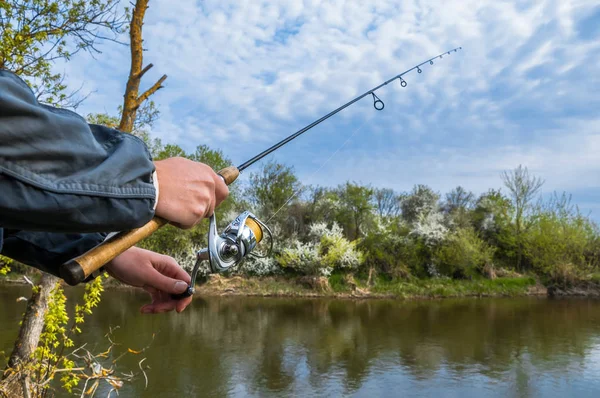Fiskare Med Spinning Spö Hand Vid Floden — Stockfoto