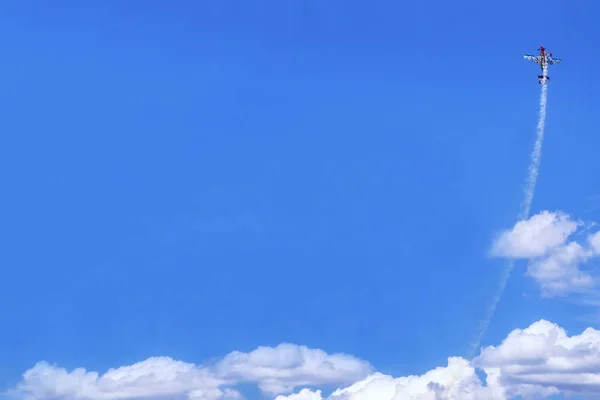 Fondo Azul Avión Sube Por Encima Las Nubes Avión Volando — Foto de Stock