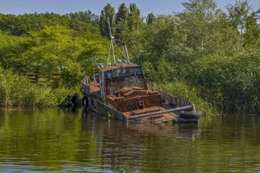 Terk edilmiş eski paslı balıkçı teknesi kıyısında