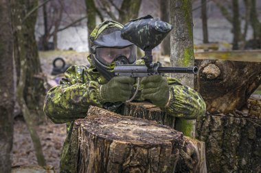 Paintball oyuncusu nişan alır, gizler ve çekim. Adam giyen Prot