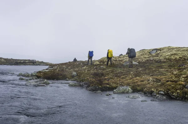 Voyage de pêche. Rivière et montagnes en Norvège. Arrière-plan randonnée . — Photo