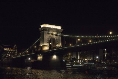 Zincir Köprüsü veya Szechenyi Lanchid gece Budapeşte, bir Macaristan başkenti en popüler panoramik görünümü, Avrupa
