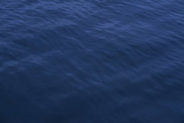 Mavi renk dalgalanmaları ile yüzey suyu