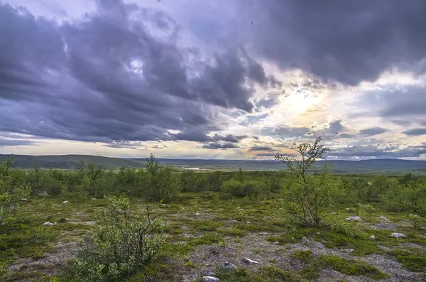 Paysage montagneux de prairie et ciel en Norvège — Photo