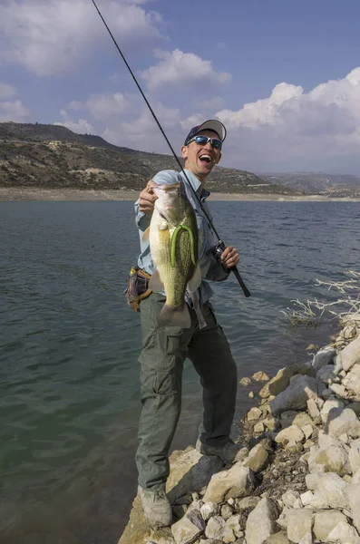 Bas kupa ile Balıkçı — Stok fotoğraf