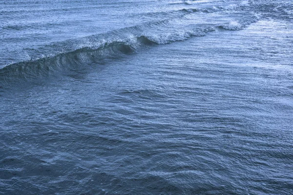 Superfície da água do mar com ondas e ondulações — Fotografia de Stock