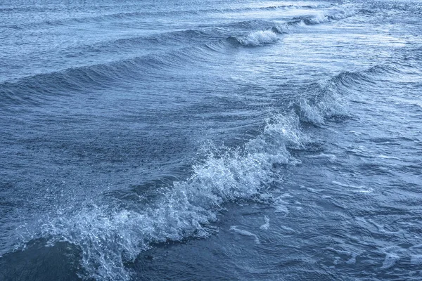 Superfície da água do mar com ondas e ondulações — Fotografia de Stock