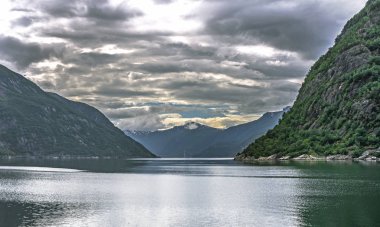 Norveç'te dağlarda göl. Yürüyüş arka planı.