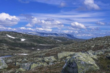 Yürüyüş arka planı. Norveç'te dağlar ve bulutlu gökyüzü