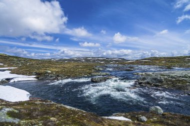 Norveç'te dağlarda nehir. Yürüyüş arka planı.