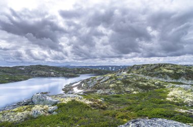 Norveç'te dağlarda nehir. Yürüyüş arka planı.