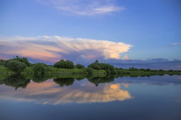 Paisagem de nuvens acima do rio ou lago — Fotografia de Stock