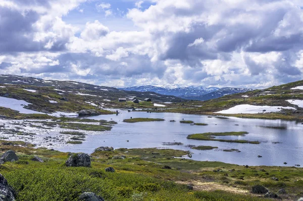 Norveç'te küçük köy, nehir ve dağlar