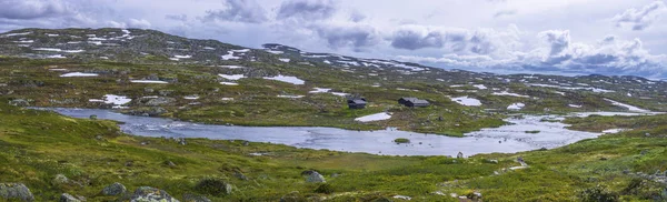 Panorama rzeki i gór z małymi domami w Norwegii — Zdjęcie stockowe