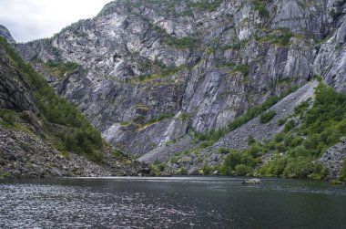 Norveç'te dağlarda göl. Yürüyüş arka planı.