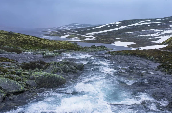 挪威山区的河流。徒步旅行背景. — 图库照片