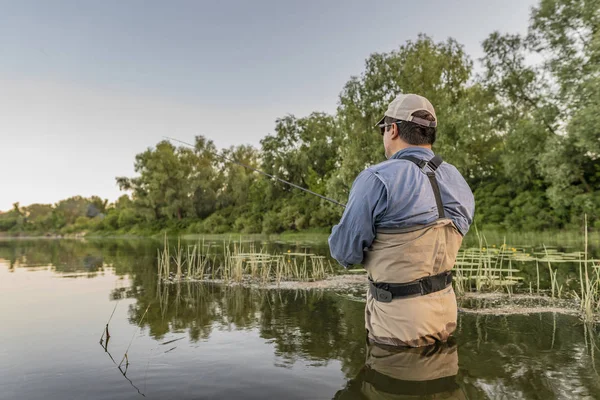 Visserij. Visser in actie, eenzame man vangen vis door Spinning Rod — Stockfoto