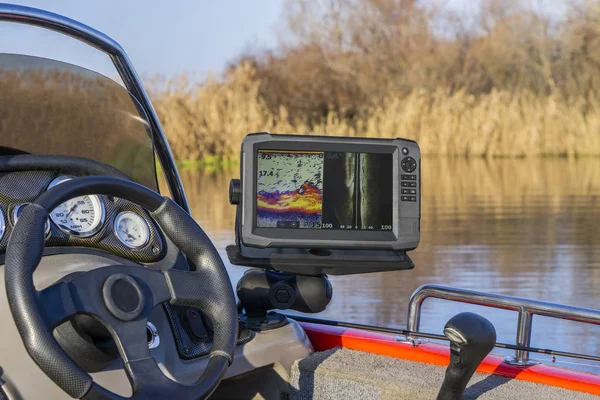 Fischerboot mit Fischfinder, Echolot, Sonar und Strukturscanner an Bord — Stockfoto