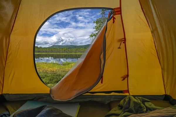 Концепція пішохідних подорожей на літніх канікулах. Вид з намету - красивий пейзаж гірської природи — стокове фото