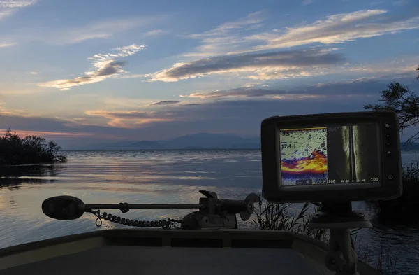 Fischfinder, Echolot, Fischersonar am Boot — Stockfoto