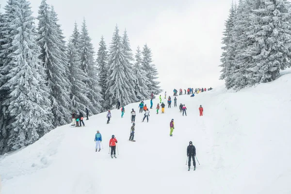 Ukraine, bukovel - 2018 년 12 월 15 일. 산악 스키 점. 스노 보더와 스키를 타는 사람들이 많이 있습니다. 겨울 카르파티아 — 스톡 사진