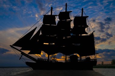 Eski bir korsan gemisi silueti. Huzurlu okyanus üzerinde gün batımında.