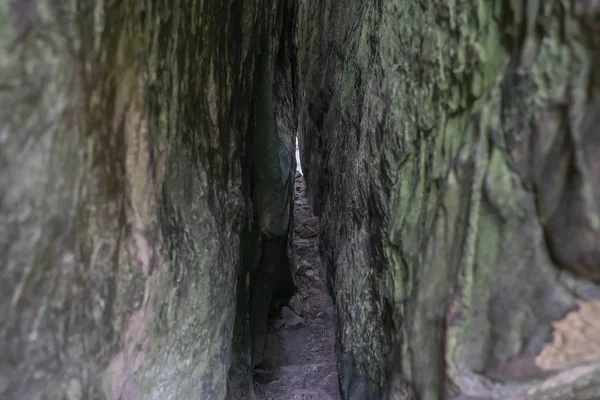 Uma fenda de pedra. Ternoshorska Lada. Dovbush balança. Cárpatos, Kosiv Raion, Oblast de Ivano-Frankivsk, Ucrânia — Fotografia de Stock