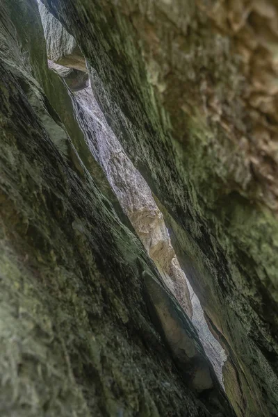 Uma fenda de pedra. Ternoshorska Lada. Dovbush balança. Cárpatos, Kosiv Raion, Oblast de Ivano-Frankivsk, Ucrânia — Fotografia de Stock