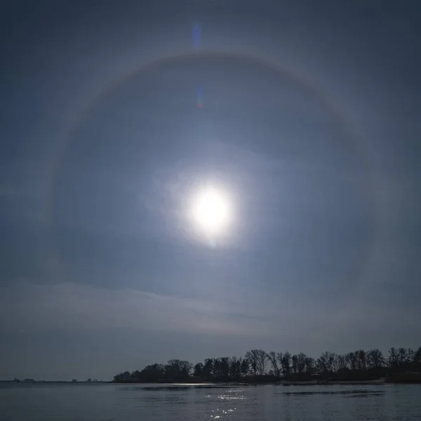 Sol Halo no céu azul acima do lago. Fenómeno natural — Fotografia de Stock