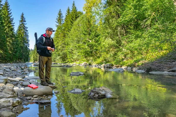 Angeln Wilden Gebirgsfluss Fischer Fangen Forellenfische Der Steinküste Des Waldbaches — Stockfoto