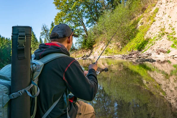 Pesca Río Salvaje Montaña Pescador Captura Truchas Costa Piedra Del —  Fotos de Stock