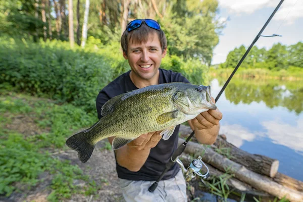 Bass Horgászat Nagyszájú Sügérhalat Tartó Hal — Stock Fotó