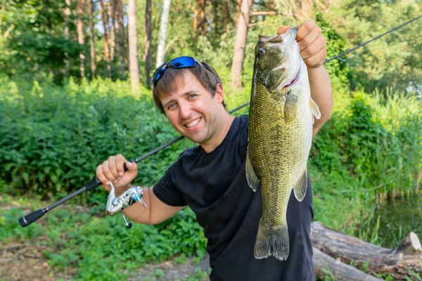 Bassfiske Fiskare Som Håller Guldmakrill — Stockfoto