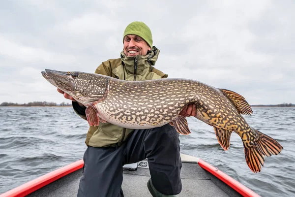 Framgångsrikt Gäddfiske Glad Fiskare Med Stor Fisk Trofé Båten — Stockfoto